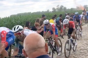 【事故】ツール・ド・フランスで選手が観客と接触して首の骨を折ってしまう。