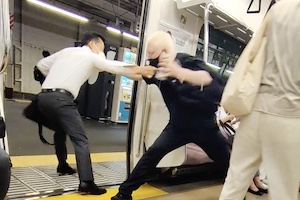 【西荻窪】電車内でビールを飲んでいた白人vs日本人の喧嘩の映像が話題に。