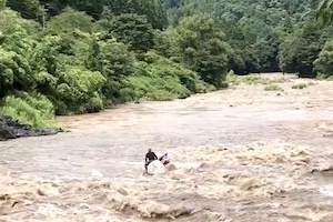 【滋賀】増水した川に取り残された家族が撮影される。（松原キャンプ場）