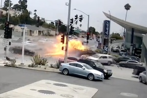 【動画】猛スピードの車が赤信号の交差点に突撃して6人が亡くなった事故の映像。