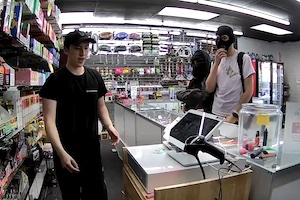 【動画】グエンさん、2人組の強盗をナイフでめった刺しにして店を守る(ﾟoﾟ)