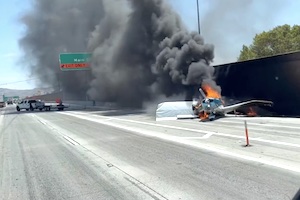 【動画】交通量の多い道路に不時着しようとした軽飛行機、走行中の車を巻き込んで炎上。