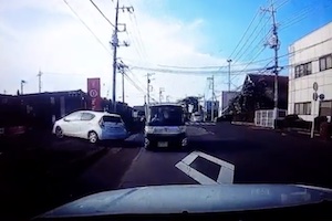 このダイハツに何が。栃木で謎逆走の軽自動車に正面から突っ込まれた車載。