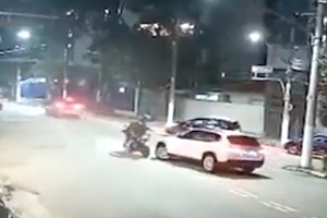 ブラジル名物「バイク2人乗り強盗」が市民らによってボコられる動画まとめ。