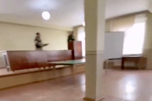 【動画】ロシアの徴兵所で男が責任者に向けて銃を発砲。その映像が公開される。