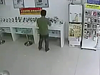 携帯電話ショップで撮影された間抜けすぎる泥棒のビデオ。これは笑うｗｗｗ