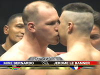 リング上でチュッチュしあうジェロム・レ・バンナとマイク・ベルナルド(*´Д`)