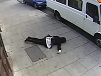 通り魔？通りを歩いていた16歳の少女が突然殴られてぶっ倒れる監視カメラ