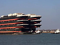船で船を運ぶ？オランダのロッテルダム港で撮影された珍しい映像。デカイ