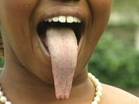 世界一長い舌を持つ女性のレロレロ動画。ギネス記録認定。長さ9.75cm
