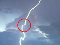 上空の飛行機に極太の雷が落ちる瞬間の映像