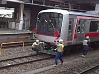 長津田駅で連結に失敗して動き出してしまった電車を人力で止めようとする