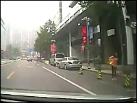 これは痛すぎる(@_@;)急に開いた車のドアに電気チャリンコがどーん！