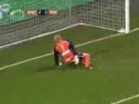 せっかく止めたのにボールを見失って自らのキックでオウンゴールｗｗ