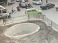 不思議な事故映像。複数のクルマに衝突したバイクが最後に大穴に落ちる。