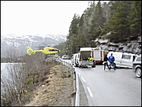 事故現場に到着した救助ヘリコプターのパイロットがガードレールの上に着陸させる。
