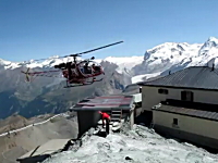 山岳救助ヘリの無駄のない動き。スッと着陸するプロフェッショナルのワザ。