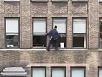 窓の掃除に命をかける窓ガラス清掃人。命綱無しで高所作業。ニューヨーク。