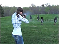 散弾銃女子。スタイル抜群のお姉さんがショットガンをぶっ放している動画。