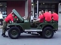 軍用ジープすげえ！わずか数分の間にバラバラに分解し組み直す映像