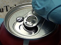 ガリウムを一滴コーラのアルミ缶の上に垂らすと不思議な事が起こる動画。実験。