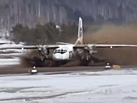 雪解け水でグチャグチャになった滑走路から強引に飛び立つ飛行機の映像。