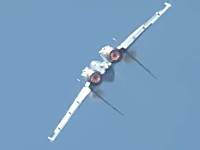 パリ国際航空ショー2013でのスホーイSu-35の動きがラジコンみたいだ。