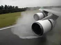 ボーイング747着陸時のエンジン逆噴射を雨の日に撮影したら分かりやすい