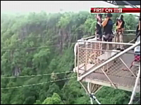 バンジーの紐が切れてワニが生息する川に落下するも奇跡的に生還した女性