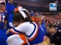 ヒーローインタビュー中に恋人で同じチームのチアリーダーにプロポーズ：アメフト