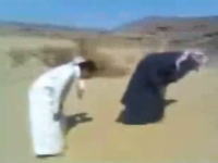 アラブの異端児ｗｗイスラムのお祈り中にイタズラをするとどうなっちゃうのか