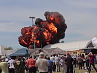 スペインの航空ショーでジェット機が格納庫に突っ込み爆発炎上。操縦士死亡