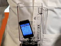 話題の新製品が発売された時のお約束。iPhone4をミキサーで粉砕してみた