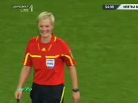 サッカーの女性主審、試合中おっぱいに触れられて照れ笑い　ブンデス2部