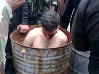 裸にされてドラム缶に入れられ・・・。シリア軍の拷問の映像がリークされる。