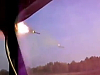 軍事動画。自走多連装ロケット砲の発射シーンをコクピットから撮影した映像