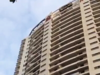 中国で撮影された飛び降り自殺の瞬間。女性がビルの最上階からダイブ。