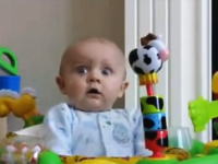 ママンが鼻をかむ音に凄い表情でビビりまくる赤ちゃんの動画。これは凄いｗ