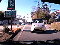 兵庫県。前を見ずに運転するばあちゃんが突っ込んでくるドライブレコーダー。
