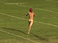 アメフトの試合に乱入した全裸男が完全に逃げ切った方法とは。ストリーキング