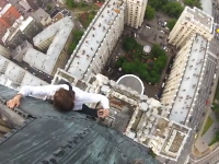 モスクワの少年たちの度胸試しはチンタマが縮む。高層ビルのてっぺん登る。