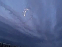 ミサイル？彗星？UFO！？ロシアの上空で撮影された謎の発光物体の映像