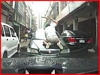 なにこれ怖い。中国のヤクザが車をボッコボコにしている動画。裸おやじ