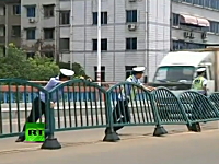 中国の道路フェンス早すぎワロタ。世界最速レベルで倒れるフェンスが話題。
