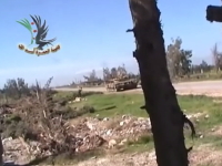 戦車にサイドから近づいて破壊した男。これは勇敢な反乱軍動画。シリア。