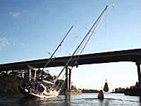高さ24メートルあるヨットが高さ19メートルしかない橋の下を通過する方法。