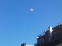 ニューヨークに複数のUFOが出現し、マンハッタンが大騒ぎに。10月14日