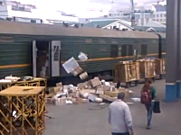 ロシアにも荷物の扱いが酷すぎるヤツがいた動画。大小重さに関係なく投げる。