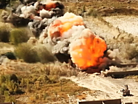 伝わる衝撃波。アフガニスタンで行われる地雷の爆破処理の映像。軍事。