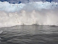 あぶねえ！氷山の崩壊による津波に襲われてしまった観光ボートの映像。